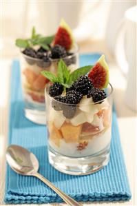 Macedonia ligera de frutas con yogur. Receta disponible.
