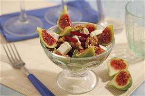 Ensalada con higos y queso. Receta disponible.