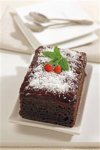Bizcocho de chocolate con mermelada de fresas. Receta disponible.