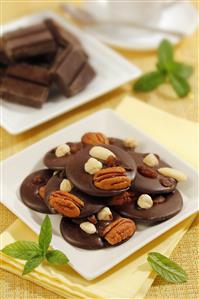 Delicias de chocolate con frutos secos. Receta disponible.