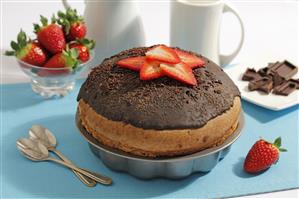 Megabollo de chocolate con fresas. Receta disponible.