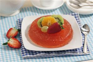 Gelatina de fresas con fruta. Receta disponible.