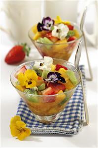 Macedonia de fruta con flores. Receta disponible. Paso a paso disponible.