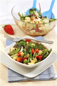 Ensalada verde con frutas. Receta disponible. Paso a paso disponible.
