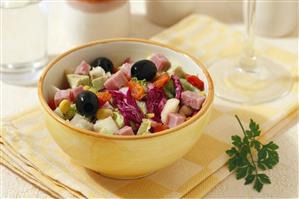 Ensalada variada con jamón de york. Receta disponible.