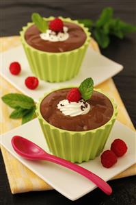 Crema de chocolate con frambuesas. Receta disponible.