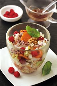Ensalada de col china con frambuesas. Receta disponible. Paso a paso disponible.