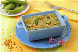 Sopa de lentejas con quingombó. Receta disponible.