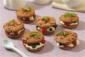 Whoopies de chocolate con frutas del bosque. Receta disponible.