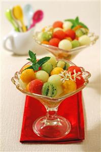 Bolas de fruta con té de jazmín. Receta disponible. Paso a paso disponible.