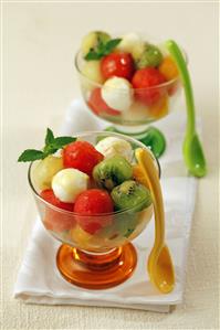 Bolas de queso fresco y fruta con miel. Receta disponible.