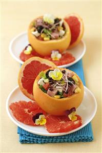 Ensalada en pomelo. Receta disponible.