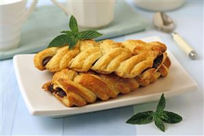 Trenzas de hojaldre con chocolate. Receta disponible.