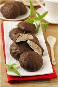 Merengues bañados en chocolate. Receta disponible.