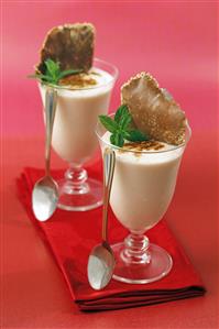 Batido de peras con crujiente de chocolate. Receta disponible.
