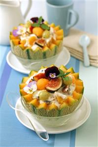Melón relleno de yogur e higos. Receta disponible. Paso a paso disponible.