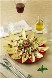 Ensalada de endivias con frutas. Receta disponible. Paso a paso disponible.