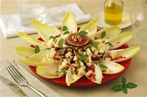Ensalada de endivias con frutas. Receta disponible. Paso a paso disponible.