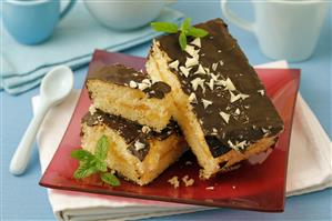 Bizcocho con mermelada y chocolate. Receta disponible.