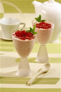 Mousse de almendras y granadas. Receta disponible.