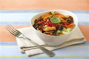 Ensalada con mejillones y granada. Receta disponible.