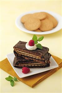 Tarta de galletas con chocolate. Receta disponible.