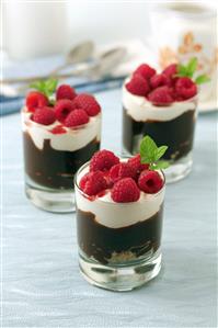 Frambuesas con chocolate y galletas. Receta disponible.
