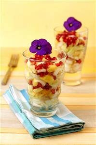 Ensalada de endibias con piña y granada. Receta disponible.