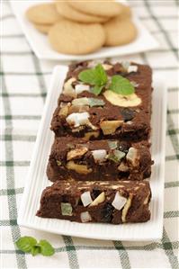 Dulce de galletas con chocolate y frutos secos. Receta disponible.