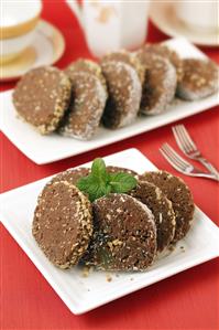 Rulo de chocolate y fruta sin horno. Receta disponible.