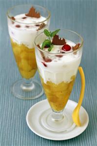 Piña aromatizada con yogur y cerezas. Receta disponible.