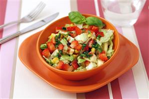 Ensalada con manzana y fresas. Receta disponible.