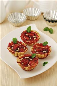 Tartaletas de fresas y piñones. Receta disponible.