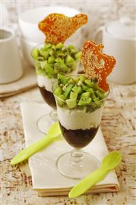 Copa de kiwis y ciruelas con crujiente de sesamo. Receta disponible.