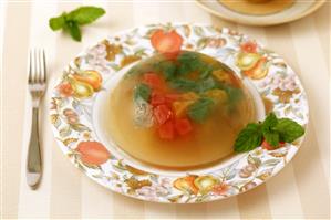 Flan de te verde y fruta escarchada. Receta disponible.