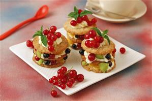 Torres de galleta, queso y fruta. Receta disponble.