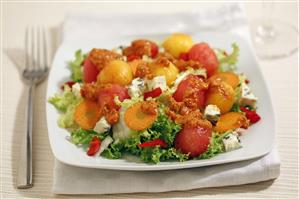 Escarola con fruta y queso azul. Receta disponible.