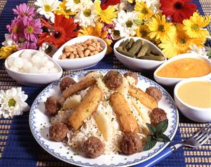 Arroz con platanos y albondigas.
