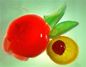 Gelatina de frambuesa y de frutas en almibar.