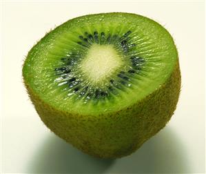 Kiwi partido por la mitad.