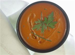 Crema de tomate fria tambien llamada gazpacho, encima de una servilleta. 

 

