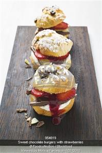Sweet chocolate burgers with strawberries. Receta disponible TR
