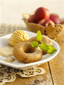 Rosquillas de manzana con helado de vainilla. Receta disponible