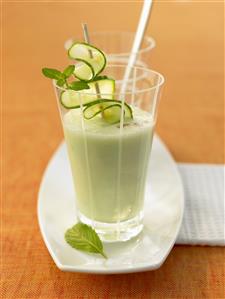 Cucumber buttermilk smoothie. Crema de pepino y menta. Receta disponible TR