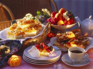 Apricot bee sting cake, berry cake & fruit crumble cake (2)