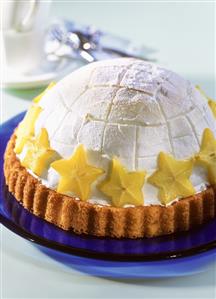 Sweet igloo (ice cream gateau with carambola)