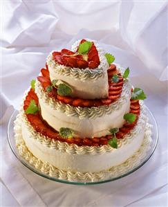 Tiered heart-shaped gateau with strawberries & cream (1)