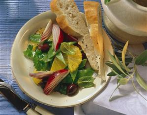 Mangetout salad with orange slices and olives (3)