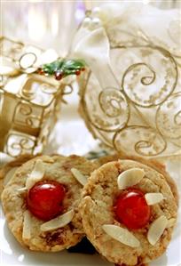 Almond cookies with candied cherries (1)
