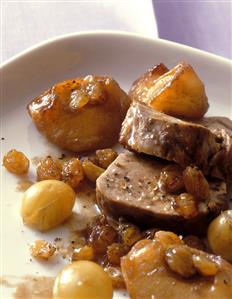 Pork fillet mignon with apples, grapes and raisins